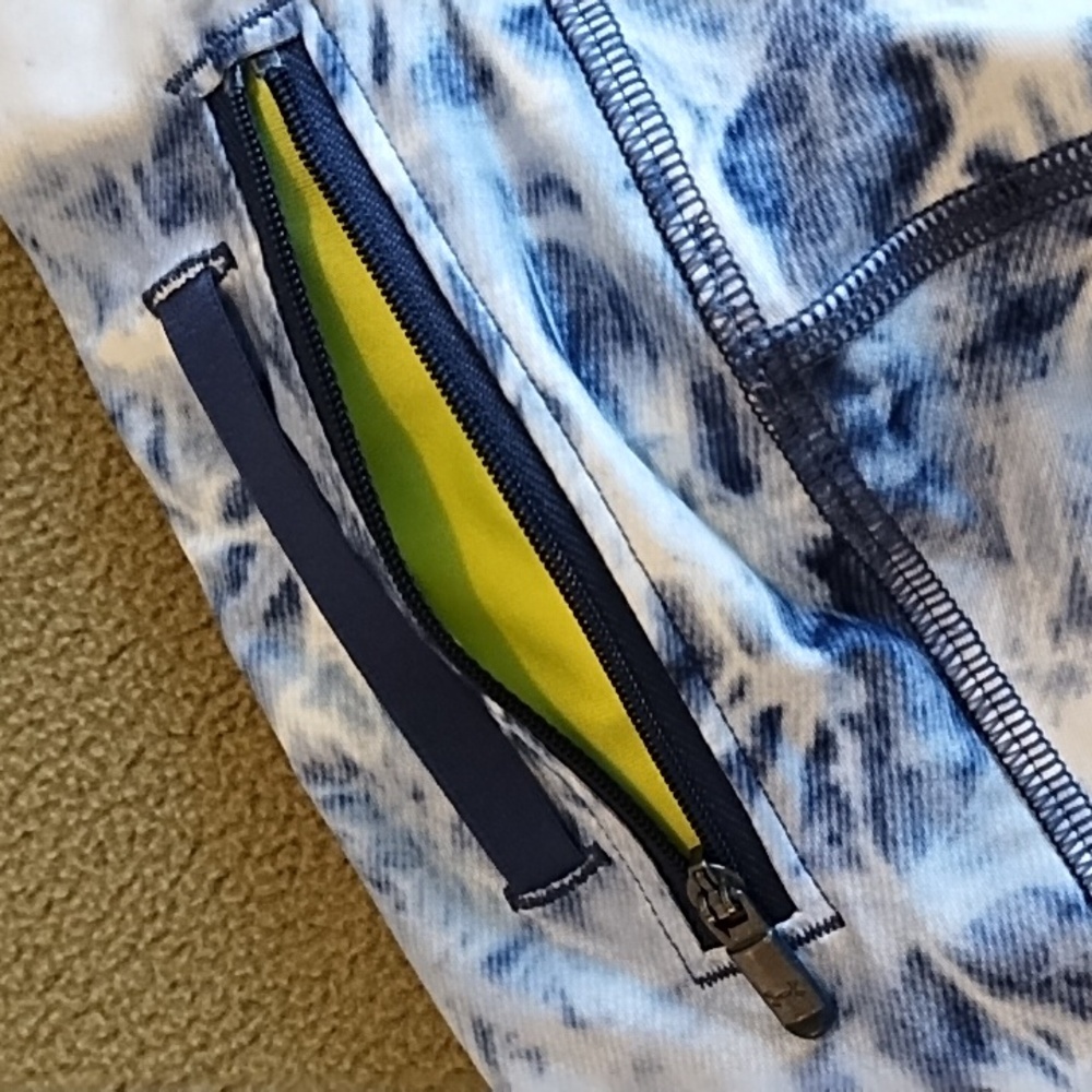 Under Armour Fly By Compression Capri Leggings Tie Dye Blue White Womens Size XS - Picture 8 of 8